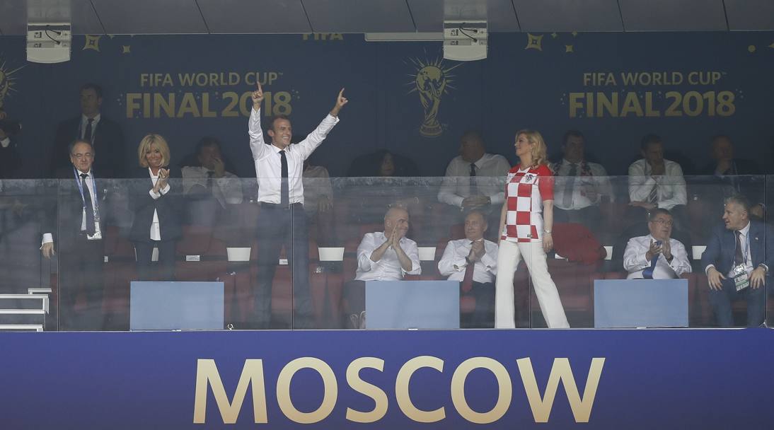 Macron, 40 anni, ha assistito alla partita accanto al presidente croato Kolinda Grabar-Kitarovic. Epa